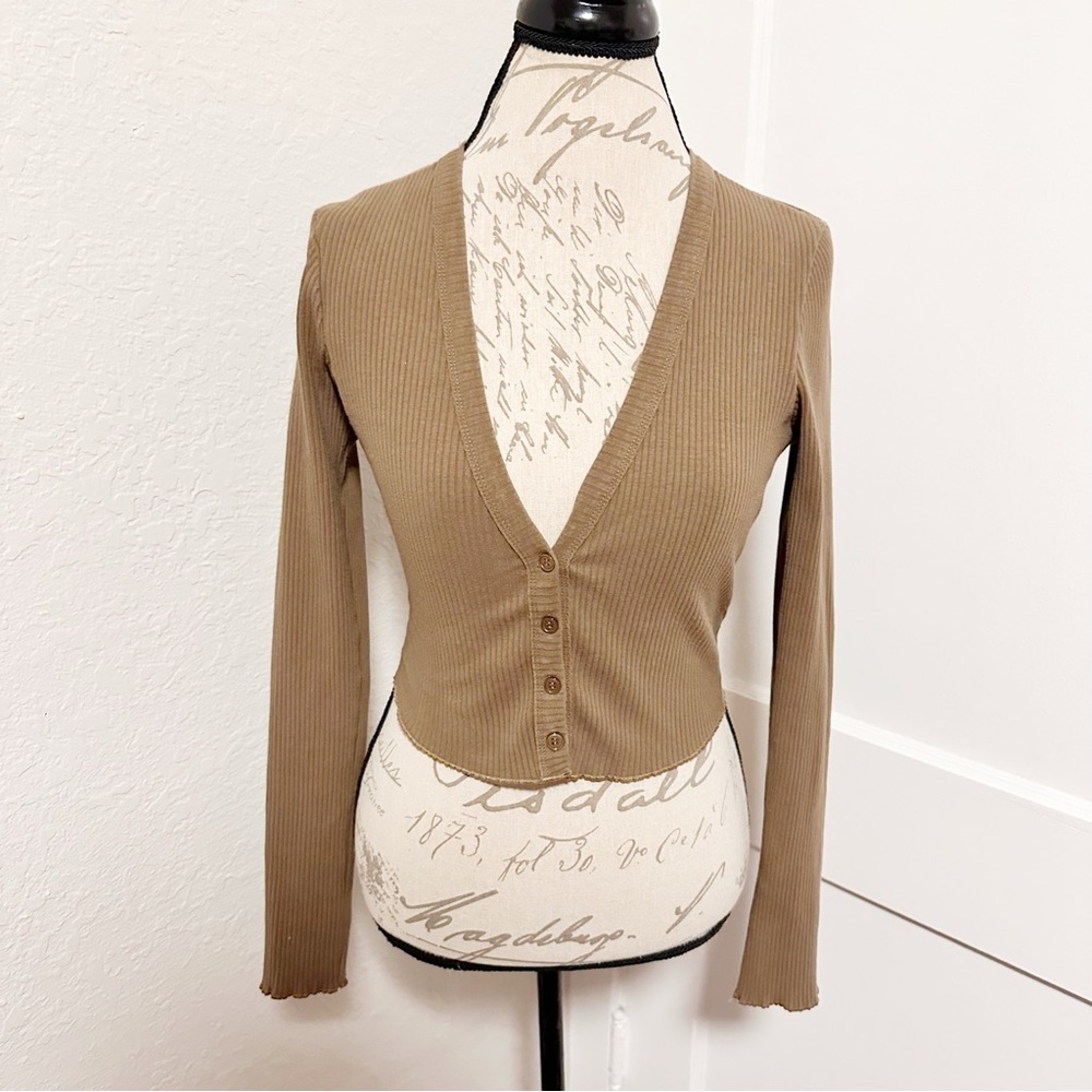 Good American Essential Cropped Cardigan in Sepia - Picture 4 of 8